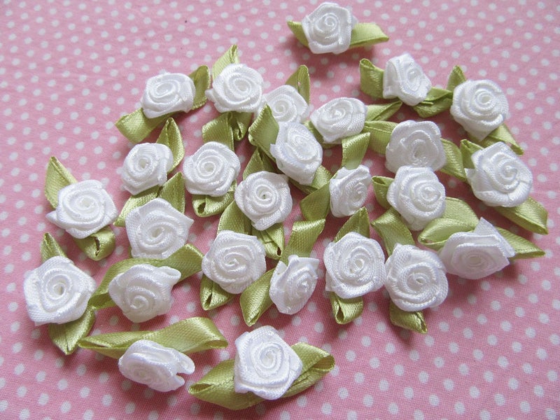 YYCRAFT Pack of 100 pcs Satin Ribbon Rose w/Leaf Wedding Bride Appliques/Craft, White - Image 1